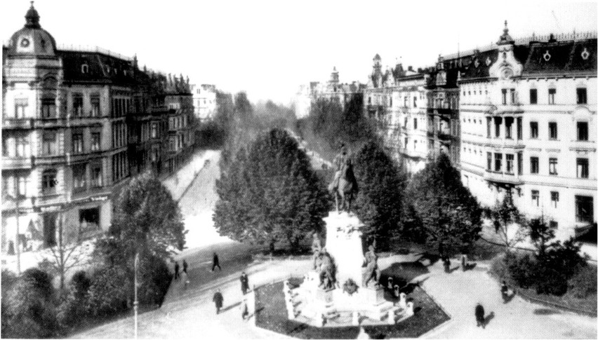 Königsplatz z pomnikiem cesarza Wilhelma I, w tle...