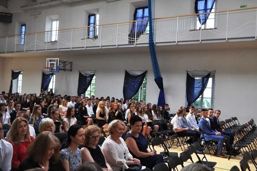 Uroczyste zakończenie roku szkolnego w szkołach ponadgimnazjalnych w Sandomierzu [NOWE ZDJĘCIA]