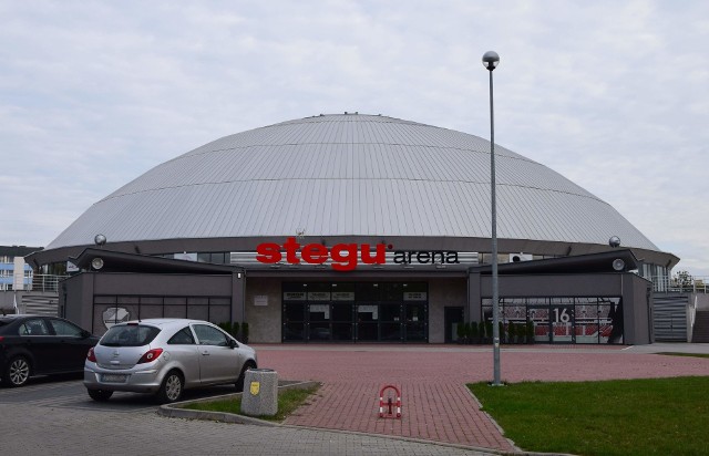 Zapraszamy na wspólną wycieczkę po hali Stegu Arena, w której na co dzień występują piłkarze ręczni Gwardii Opole oraz siatkarki Uni Opole. Pokazujemy wszystkie miejsca, które zostały nam udostępnione.