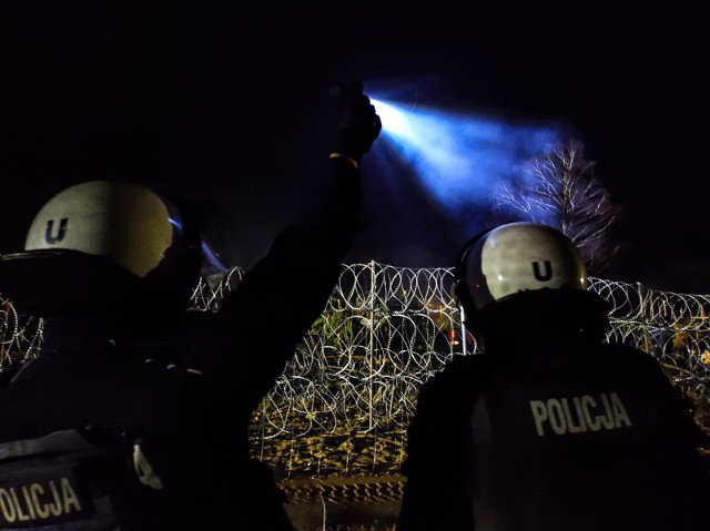 Funkcjonariusze Policji bronią polskiej granicy