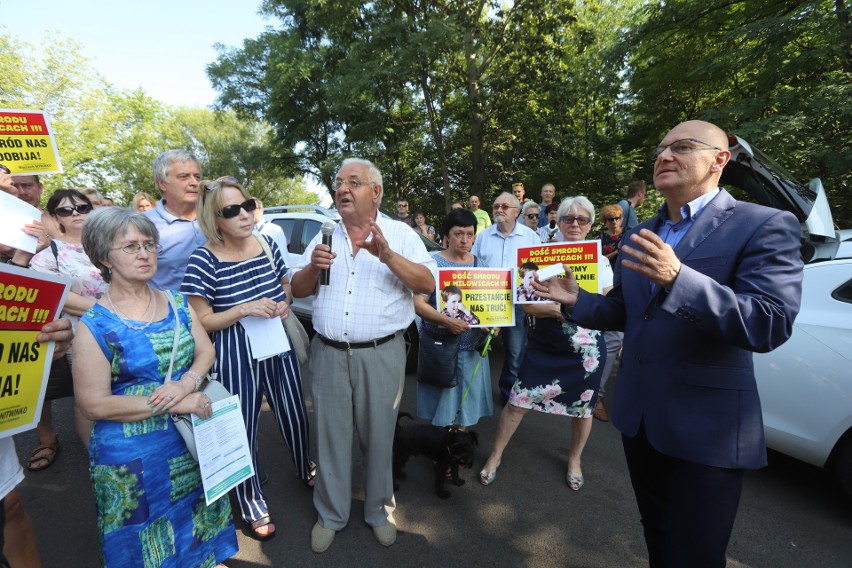 Protest mieszkańców Milowic przed bramą MPGO, w poniedziałek...