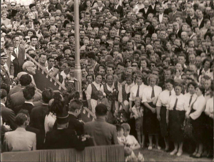 Oficjalne otwarcie szkoły w Czeladzi w roku 1959. Do Piasek...