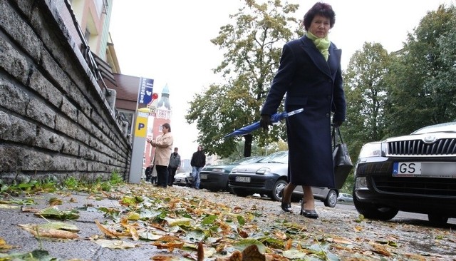 Nieposprzątany chodnik przy ul. Kowalskiej. Fot. Łukasz Capar