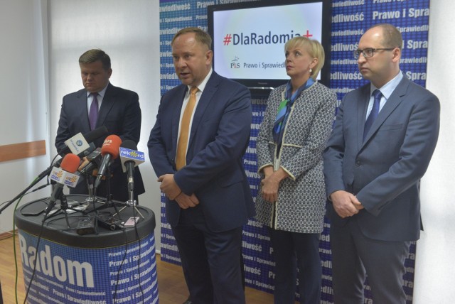 O nowej propozycji dla Radomia mówili parlamentarzyści PiS i Tomasz Siwak (przy mikrofonie)