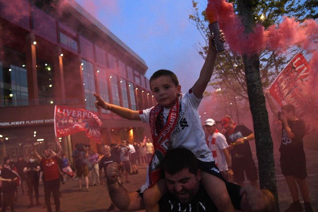 Dziewiętnasty tytuł w historii, ale pierwszy po trzydziestu latach. Liverpool w czwartek sięgnął po upragnione mistrzostwo Anglii. Wyposzczeni kibice wyszli na ulice miasta, by okazać swoją radość. Większość z nich świętowała przed stadionem Anfield, na którym zespół w środę pokonał Crystal Palace (4:0). Zobaczcie zdjęcia z fety. Mistrzowski sezon Liverpoolu w skrócie:- 86 punktów na 93 możliwe, tylko 1 porażka - 23 punkty przewagi nad ustępującym mistrzem (wiceliderem) - 17 bramek Salaha, 14 czystych kont Alissona, 12 asyst Alexandra-Arnolda - pierwsze mistrzostwo za kadencji Kloppa w piątym roku jego pracy