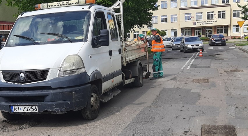 Tarnobrzeg. Drogowcy łatają dziury na ulicy Moniuszki. Kierowcy muszą uważać (ZDJĘCIA)  