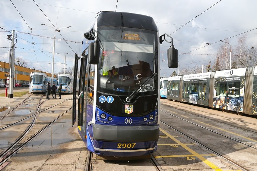 Specjalny tramwaj sprawdza stan torowisk we Wrocławiu (ZDJĘCIA)