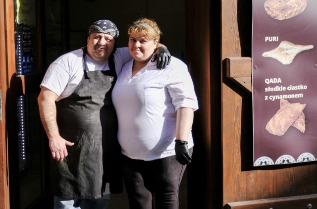 Gruzińskie małżeństwo piekarzy - Dawid i Angela - już niebawem otworzą własny lokal na starówce w Toruniu. To rzadkość, bo właścicielami gruzińskich piekarni najczęściej są... Polacy, a obcokrajowcy są w nich pracownikami.