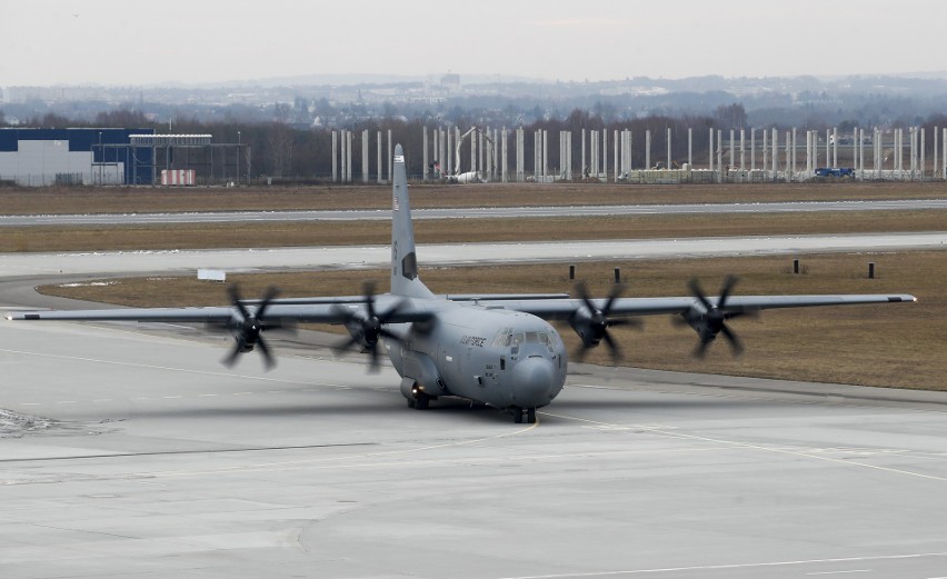 Coraz więcej specjalistycznego sprzętu wojsk amerykańskich dociera na lotnisko w Jasionce pod Rzeszowem [ZDJĘCIA]