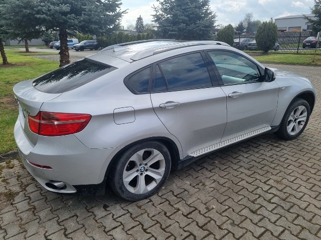 BMW znalezione w dziupli w powiecie Lipskim było kradzione, w warsztacie były jeszcze części innych kradzionych aut.