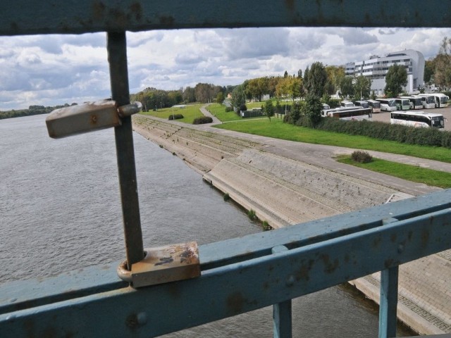 Część nabrzeża między mostem drogowym a przystanią AZS świeci zwykle pustkami. Wiosną 2014 r. ma się to zmienić