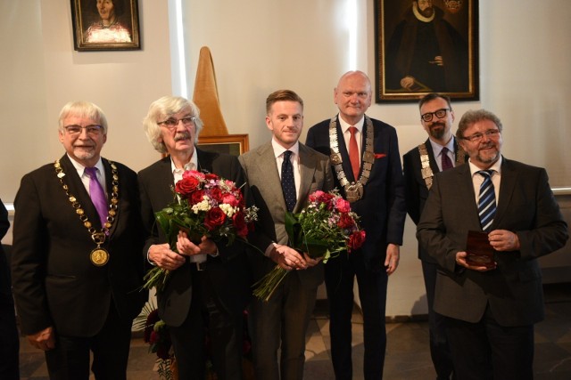 W Ratuszu Staromiejskim wręczono Nagrody Miast Partnerskich Torunia i Getyngi im. S. B. Lindego.  W tym roku trafiła do dwóch znakomitych prozaików: Szczepana Twardocha i Christopha Heina. Władze miejskie dwóch zaprzyjaźnionych miast - Torunia i Getyngi - przyznają nagrodę od 1996 roku. Jest to jedyna polsko-niemiecka nagroda literacka przyznawana autorom, których słowo tworzy ideały i wartości, łącząc ludzi, społeczeństwa i narody we wspólnej rozmowie.Zobacz też:Tak powstawał Apator [Archiwalne zdjęcia]NowosciTorun