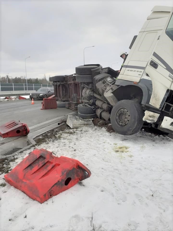 W miejscowości Żołędowo samochód ciężarowy wpadł w poślizg i...