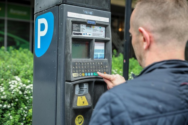 Strefa płatnego parkowania w Krakowie ma wymusić rotację aut i zniechęcić do wjazdu do centrum samochodami, a tym samym skłonić do korzystania z komunikacji miejskiej lub np. roweru.