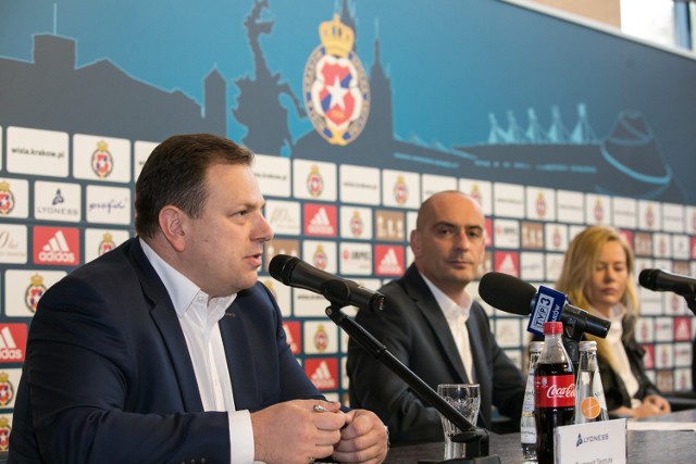 Konferencja prasowa na stadionie Wisły, od lewej: Ziemowit Deptuła i Rafał Pięta z firmy Lyoness oraz prezes Wisły SA Marzena Sarapata