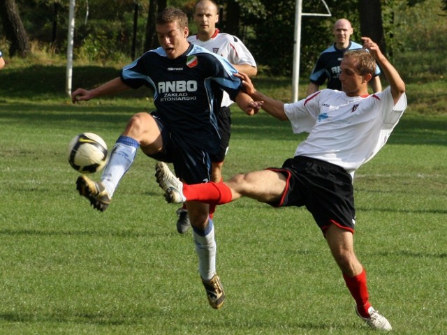 Krakus Swoszowice – Pcimianka Pcim 0:1 (0:1)Bramka: 0:1 Juszczak 38.Krakus: Techmański – Biłka, Stefanik, Terczyński, Guzik – Kowalski (46 Nowak), Szczurek, Pabian, Jabczanik – Wierzbicki, Plesiński (77 Schmidt).Pcimianka: K. Muniak – Czarnota, K. Dziadkowiec, Olszanicki, Bajak (72 Raźniak) – Salawa (74 Ślusarczyk), Juszczak, M. Marszalik, P. Muniak – Gancarczyk (90+2 Hodurek), Paś (63 G. Marszalik).Sędziował: Tomasz Ślusarczyk. Żółte kartki: Szczurek, Stefanik, Nowak, Biłka (dwie) - Gancarczyk, Salawa, czerwona kartka - Biłka (88). Widzów: 150.Zwycięski gol dla gości padł w 38 min Juszczak. Po tym jak Gancarczyk "wyłuskał" piłkę, Juszczak zza linii pola karnego uderzył technicznie w dolny róg i zasłonięty bramkarz nie zdążył z interwencją.W związku z reorganizacją rozgrywek (wtedy była jedna grupa krakowskiej "okręgówki", teraz są aż trzy) spadło wówczas aż 8 ekip, wśród nich Krakus (13. lokata, 39 pkt w 34 meczach). Pcimianka zajęła pierwsze bezpieczne miejsce - 10. (49 pkt).Obecnie Pcimianka występują w IV lidze, a Krakus - w klasie A.Follow @sportmalopolskaSportowy24.pl w Małopolsce 