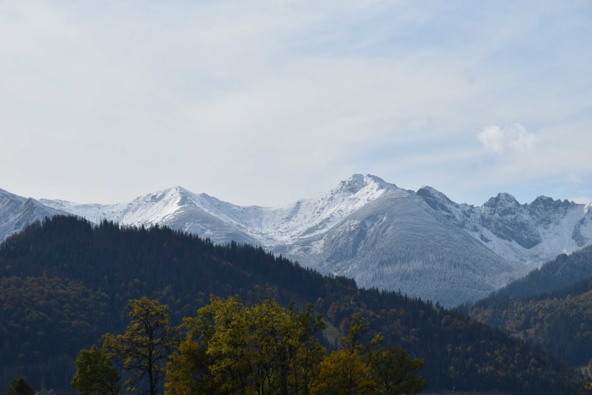 Zaśnieżone Tatry na tle zielonego jeszcze Zakopanego [ZDJĘCIA]