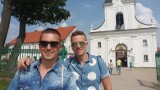 Jakub i Dawid powrócili do czasów PRL-u. Małżeństwo gejów wystąpiło w filmie promującym kampanię społeczną