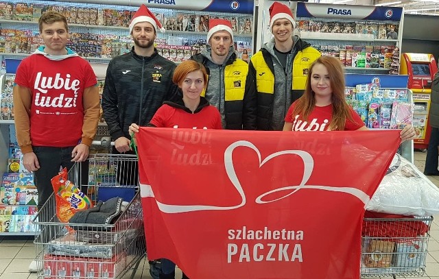 Ekipa PGE Skry podczas zakupów dla Szlachetnej Paczki