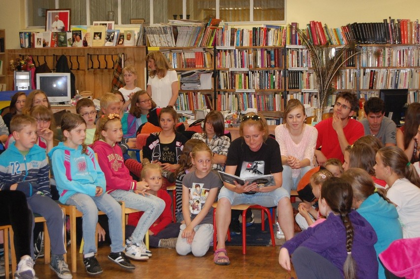 Dorota Adamczewska czytała dzieciom bajki.