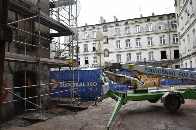 Przy ul. Włókienniczej 12, 14 i 16 prace remontowe zaczęły się od koniecznych rozbiórek i wyburzeń.