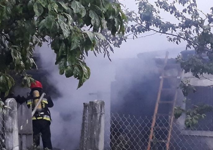 Pożar kurnika przy ul. św. Anny w Brzezinach. Spłonęły kury ZDJĘCIA