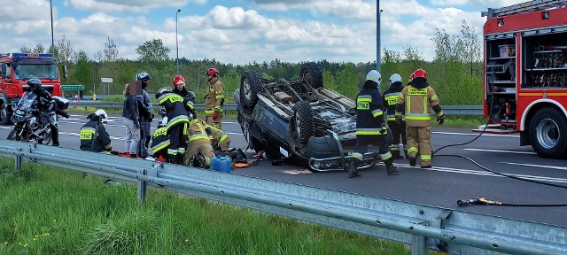 Wypadek koło Karlina Do poważnego wypadku doszło na wyjeździe z Karlina w kierunku Szczecina. Zderzyły się tam dwa samochody, osobowy ford fiesta oraz samochód terenowy marki nissan. Na miejscu jest straż pożarna, policja oraz pogotowie. Kierowcy jadący tym odcinkiem drogi (skręt na Domacyno, przy wyjeździe z Karlina) powinni spodziewać się utrudnień. Wiadomo, że samochodem terenowym podróżowało kilka osób, ucierpiały także osoby z fiesty. Do sprawy wrócimy. 