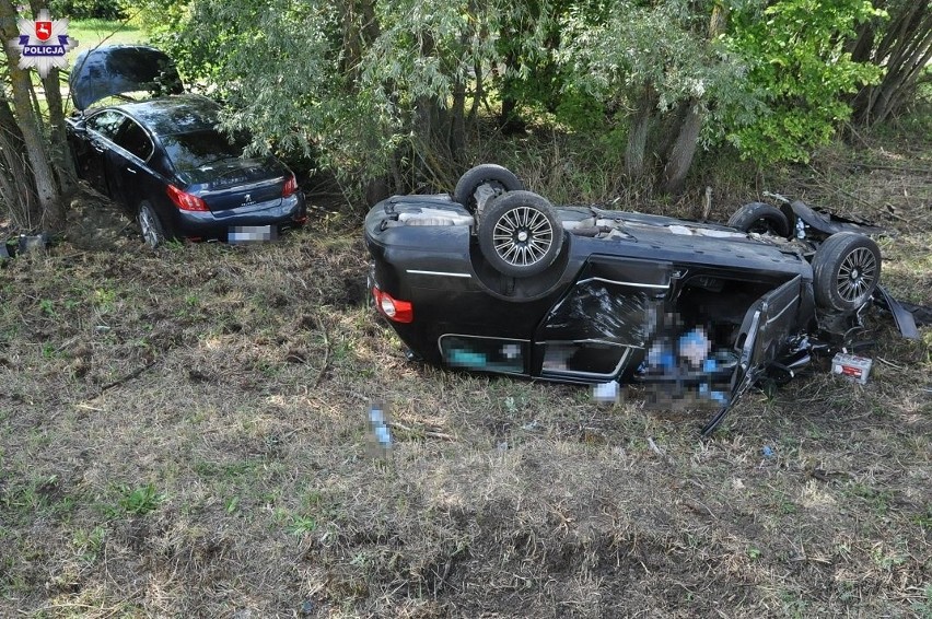 Wypadek w Łomazach. Kierowca peugeota nie udzielił pierwszeństwa przejazdu (ZDJĘCIA)