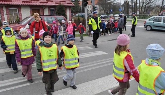 Przedszkolaki na pasach