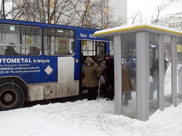 Władze Przedsiębiorstwa Miejskiej Komunikacji Samochodowej w Tarnobrzegu postanowiły, że od 1 marca zostanie wprowadzona dodatkowa linia autobusowa "D&#8221;, dzięki czemu zdążymy na poranny pociąg z Tarnobrzega do Rzeszowa.