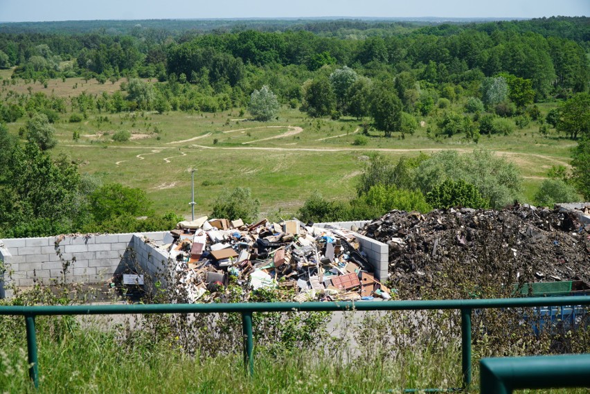 Plac zabaw, wraz ze ścieżką edukacyjną, został wykonany z...