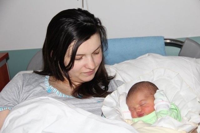 Lena Radecka, córka Marty i Rafała z Brzeźna, gm. Goworowo. Urodziła się 19 lutego, ważyła 3500g, mierzyła 58cm. Na zdjęciu z mamą