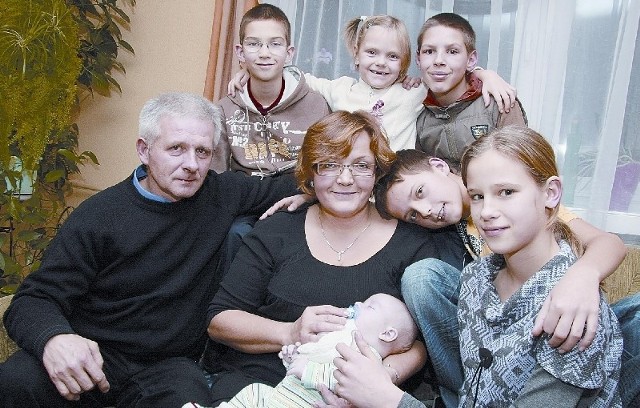 Rodzina Myślickich tworzy zgraną paczkę. Od lewej: pan Artur, Mateusz, pani Urszula z Szymonem, Julia, Piotrek, Maciek i Sylwia.