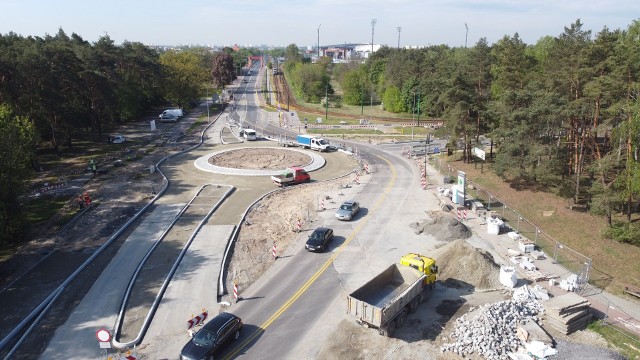 Na ul. Gdańskiej w Bydgoszczy od kilku miesięcy trwa budowa buspasa. W ostatnich dniach drogowcy rozpoczęli układanie nawierzchni na nowym rondzie u zbiegu ulic Gdańskiej i Rekreacyjnej w Myślęcinku. Autobusy nowym buspasem pojadą już na początku wakacji. 