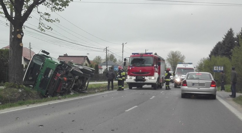 Jak informuje policja, kierowca subaru chciał skręcić w...