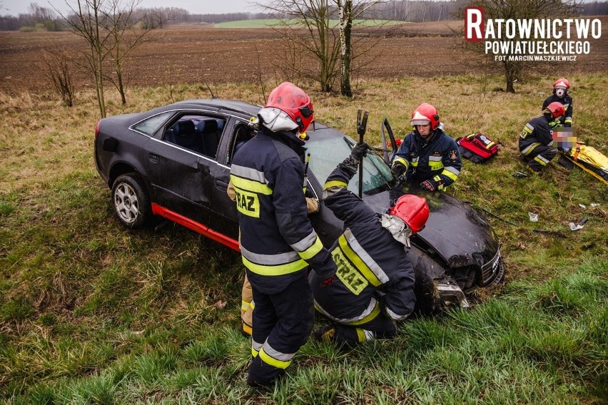 Wypadek na drodze krajowej nr 16. Na trasie Sędki - Ełk, kierowca audi wjechał do rowu (zdjęcia)