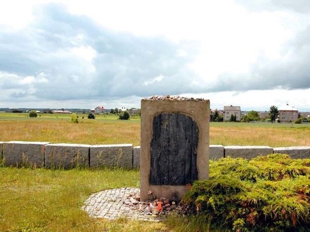 Obelisk upamiętniający pogrom Żydów z Jedwabnego. Dokładna liczba ofiar nie jest znana.  Jan Tomasz Gross w książce "Sąsiedzi&#8221; oszacował ją na 1600.  Według ustaleń IPN zginęło wówczas 380 osób.