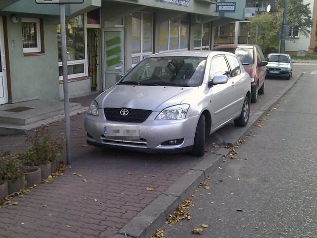 Toyota zaparkowana na chodniku