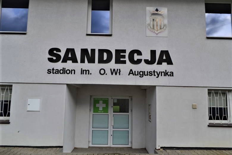 Nowy Sącz. Radni zgodzili się na sprzedaż udziałów spółki Sandecja. S.A. Ile wart jest klub "Biało-czarnych"?