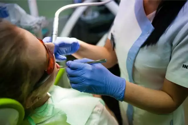 Każdy lekarz, badając dziecko, powinien zajrzeć do buzi dziecka - przekonują dentyści