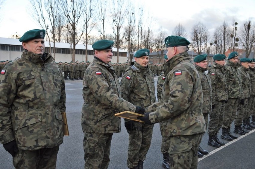 Uroczystą zbiórką z udziałem sztandaru jednostki, kompanii...