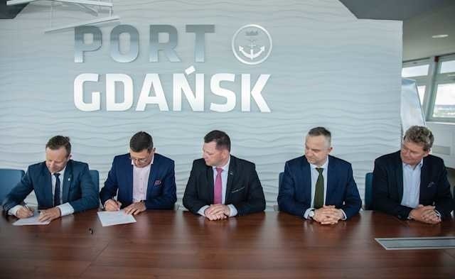 Przedstawiciele Zarządu Morskiego Portu Gdańsk oraz Stoczni...