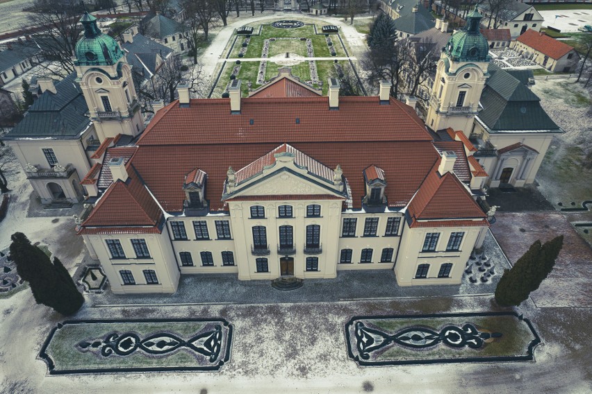 Muzeum Zamoyskich w Kozłówce na zdjęciach z drona. Te fotografie zapierają dech w piersiach! Zobacz