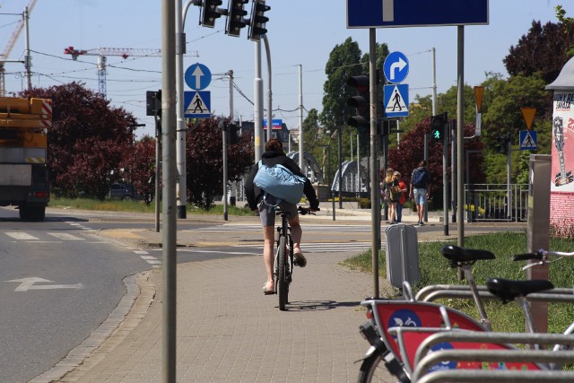 Brak ścieżki dla rowerów wzdłuż ul. Dubois zmusza rowerzystów do niebezpiecznej jazdy po jezdni lub chodniku. Niedługo mają otrzymać swój własny pas ruchu