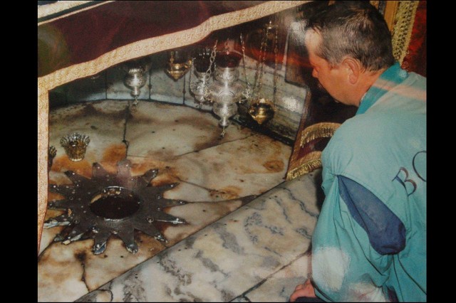 Andrzej Kanach w Grocie Narodzenia w Betlejem. To ostatnie zdjęcia przysłał w 2001 roku