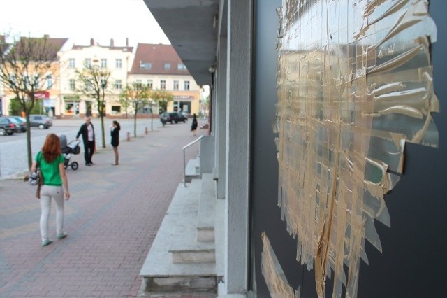 W opolskich miastach ogłoszenia o likwidacji sklepów i wynajmie lokali można natknąć się niemal na każdej ulicy.