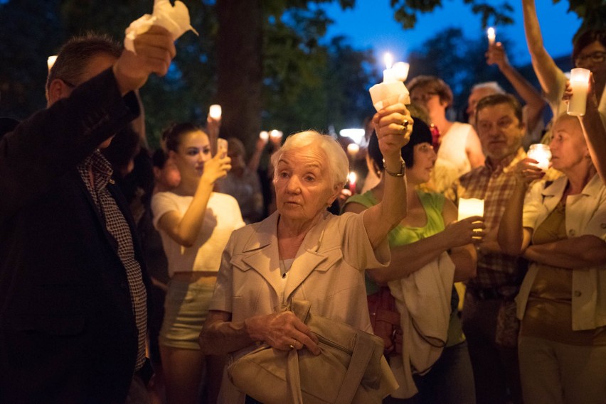 Ponad 1000 osób na proteście na placu Daszyńskiego w Opolu...