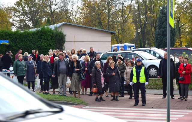 1 listopada policjanci kierowali ruchem w rejonie dwóch cmentarzy przy tarnobrzeskiej Wisłostradzie