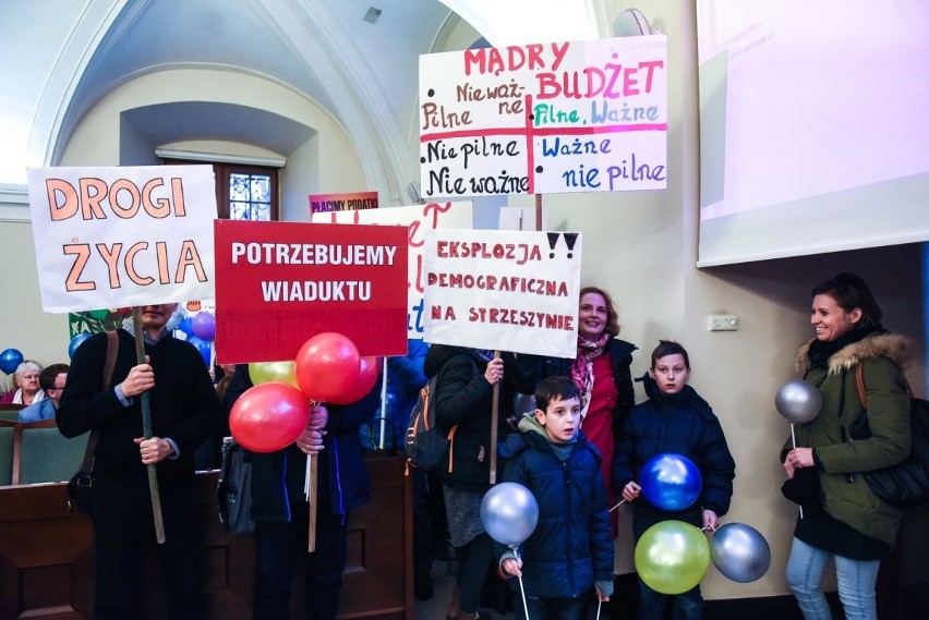 Protest mieszkańców Strzeszyna podczas czwartkowej sesji...