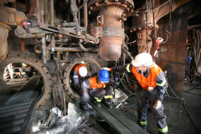 Remont wielkiego pieca numer 2 w Hucie ArcelorMittal w Dąbrowie Górniczej, który rozpoczął się 15 lipca, wchodzi w końcową fazę. Podczas modernizacji odnowiony został m.in. gar wielkiego pieca, koryta spustowe i system odpylania. Wyposażona w nową automatykę instalacja będzie też bardziej przyjazna dla środowiska. Koszt całej inwestycji to 85 mln zł. Dzięki remontowi wielki piec będzie mógł pracować przez kolejne 3-5 lat.